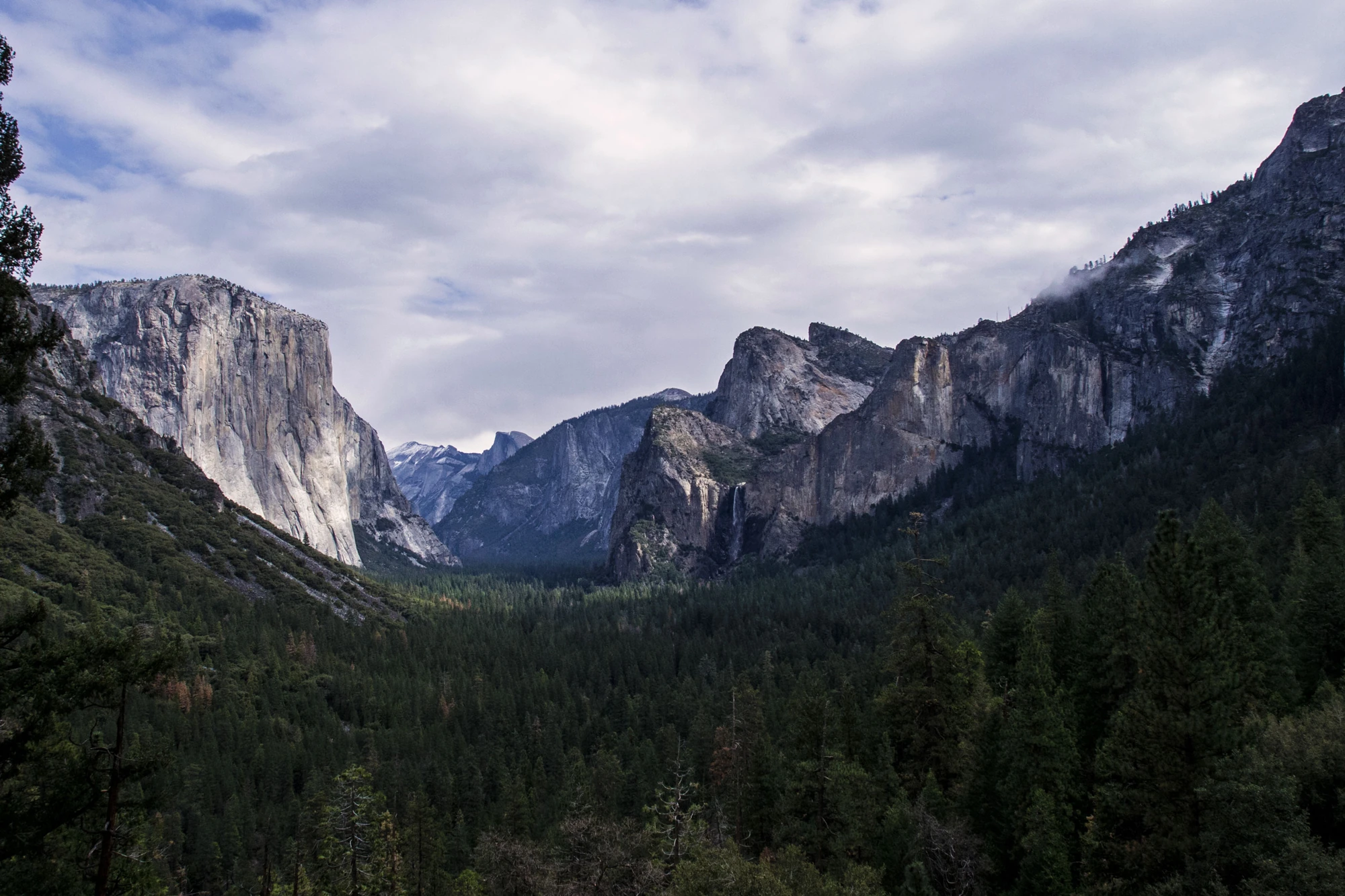 Yosemite Valley from Tunnel View, with El Capitan, Half Dome and Bridalveil Fall.